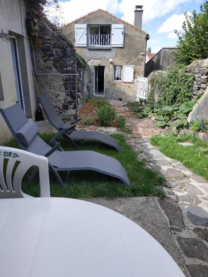 Nid Sous Le Volcan Saint-Sandoux Exterior photo