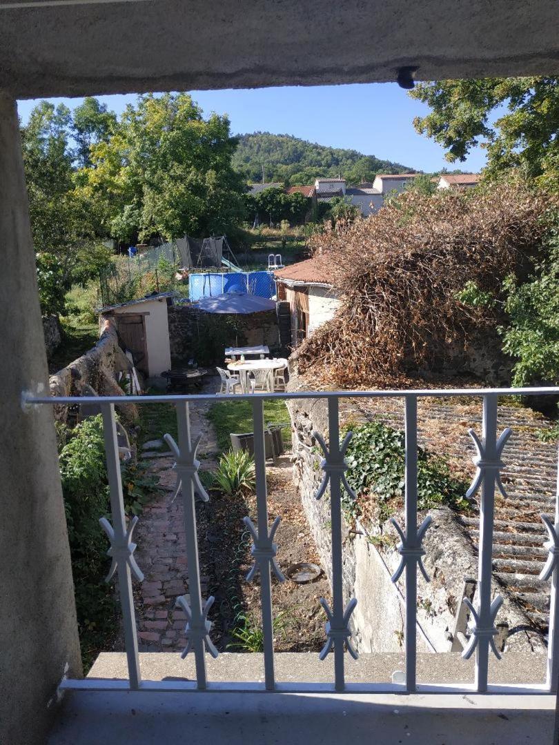 Nid Sous Le Volcan Saint-Sandoux Exterior photo